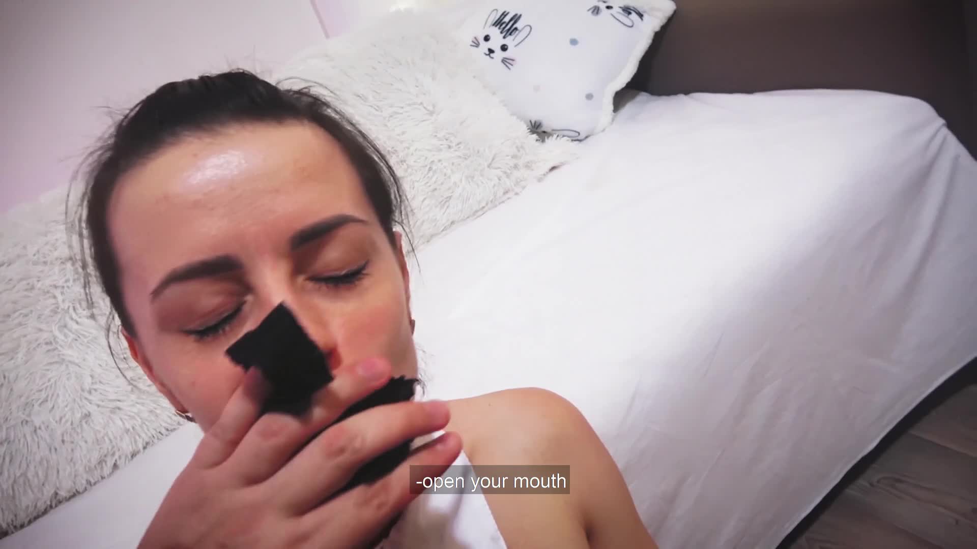 En ung tenåring i synsvideo liker det grovt og slurvete, så hun får sæd i ansiktet etter ekstrem dyp hals, som blir rotete bilde