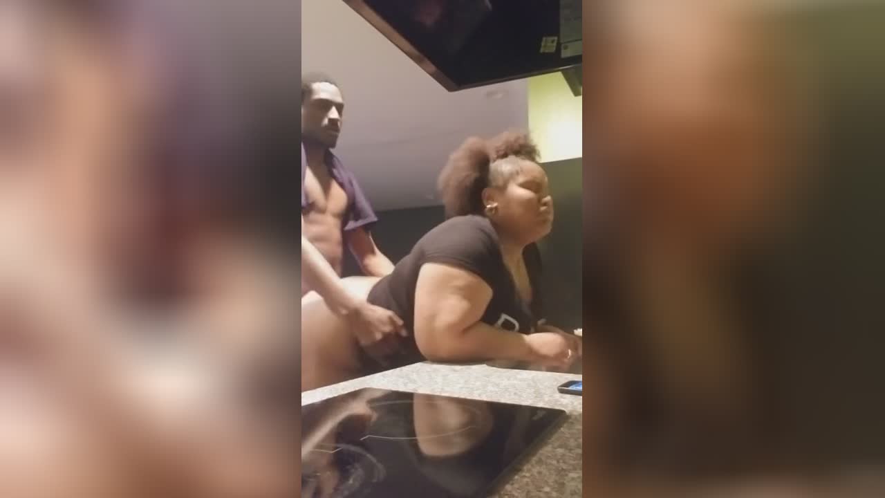 Porrfilm av en hemlagad amatörknull med en stor svart kvinna som får sin heta fitta penetrerad bakifrån av hennes kåta man med en stor kuk - Videos  Foto