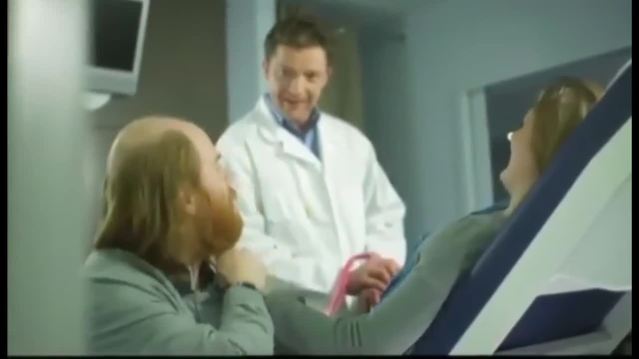 En sexy gravid blond milf møter en kåt lege på undersøkelsesrommet som skyver hans kuk inni hennes fitte mens mannen hennes ser på bilde
