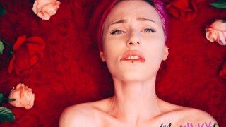 Una MILF amatoriale è una puttana sexy con i capelli rossi e un corpo perfetto che mostra un primo piano del suo viso con puro piacere mentre si masturba.