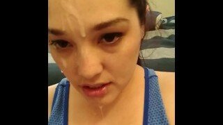 😏 Schnelles Snapchat-Video einer hübschen kleinen Latina-Hure, die zum ersten Mal den größten Gesichts-Cumshot probieren darf, den sie je bekommen hat!