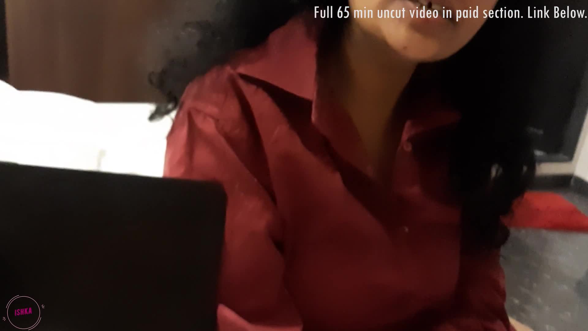 En amatør brunette indisk MILF med store bryster og en stor numse er en liderlig mor, der fanger sin stedsøn og ser porno og har brug for en anal Foto billede